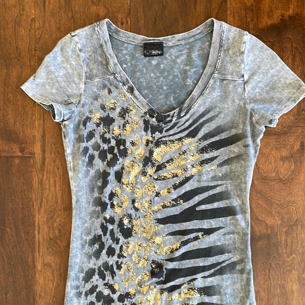Daytrip Gray Distressed fitted tee - animal print - Small